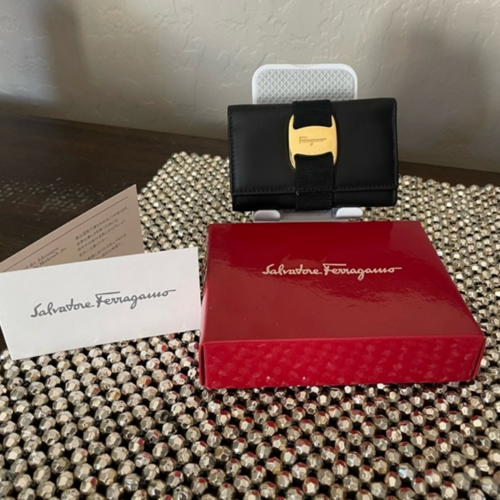 Salvatore Ferragamo EUC  unisex key holder